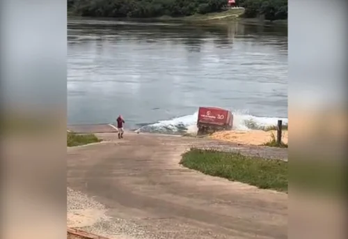 Carreta submerge no Rio Tocantins e resgate do veículo custará R$ 15 mil