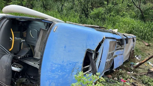 Mulher morre e nove ficam feridas após ônibus tombar na BR-153 no Tocantins