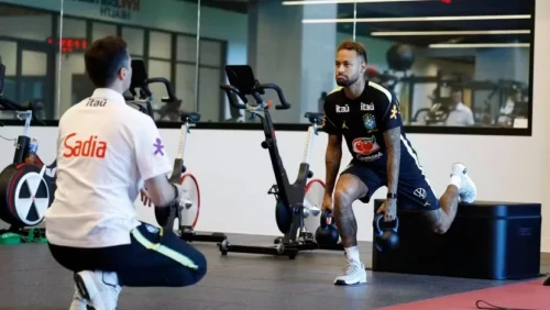 Neymar é levado a clínica para exames após lesão na panturrilha direita