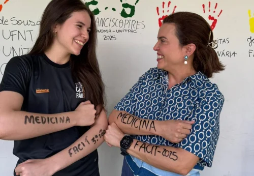 Mãe e filha realizam sonho e dividem sala de aula em curso de medicina no Tocantins