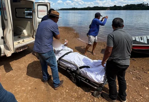 Paciente é transportado de barco após interdição total de ponte no interior do TO