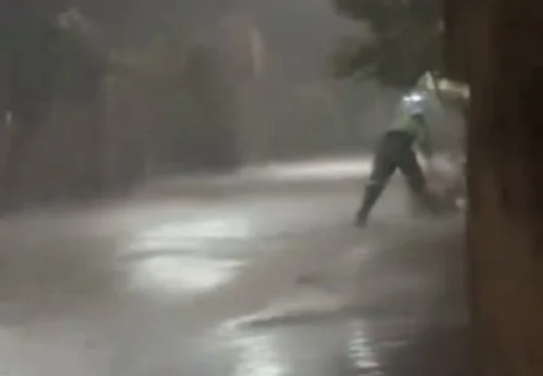 Vídeo de gari trabalhando sob chuva forte em Palmas gera comoção nas redes sociais