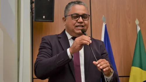Vereador Eudes Assis solicita operação tapa-buracos em quadra de Palmas