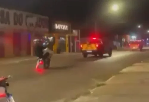 Motociclista dá 'grau' atrás de viaturas do Detran e foge no interior do TO