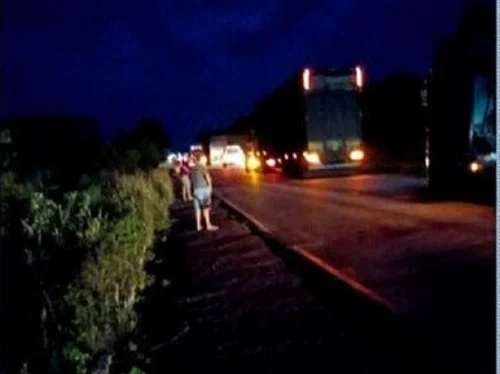 Mulher morre após acidente entre moto e caminhonete na BR-153 em Tocantins