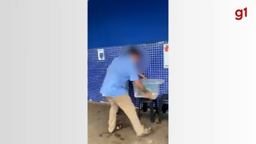 Vendedor ambulante é retirado à força de frente a supermercado em Palmas