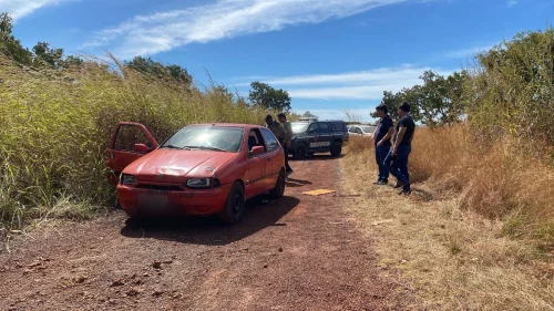 Dois homens são mortos a tiros dentro de carro em área de mata em Palmas