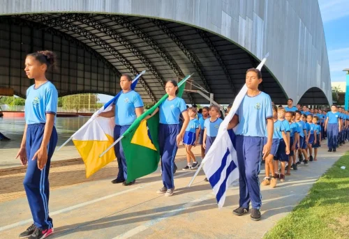 Palmas celebra 37 anos com desfile cívico e bolo na Avenida Siqueira Campos