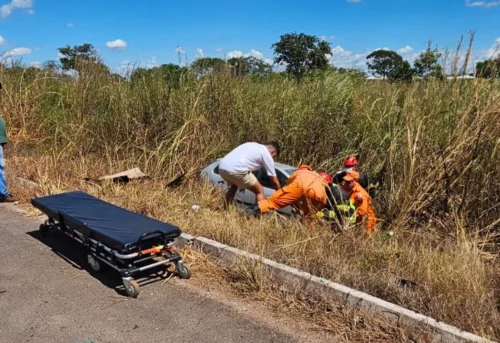 Jovem de 26 anos morre em acidente entre carro e carreta na BR-153 no TO