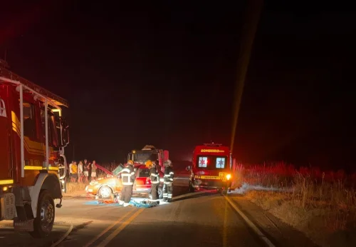 Colisão entre carro e caminhão mata um e fere outro na TO-010, em Araguatins