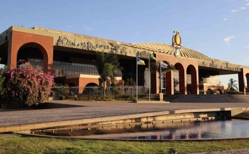 Governador do Tocantins transfere gabinete do vice para prédio comercial após "falta de uso"