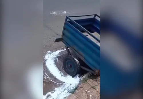 Carretinha estacionada desvia pintura de meio-fio em cidade do Tocantins