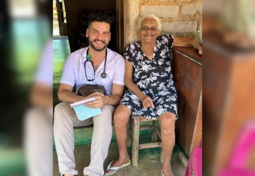 Médico homenageado por crianças se despede após 4 anos de trabalho no Tocantins