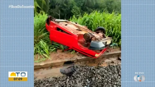 Carro é arrastado por trem após enguiçar em linha férrea no Tocantins