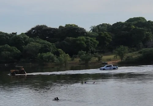 Carros ficam encalhados ao tentar atravessar Rio Javaés na Ilha do Bananal