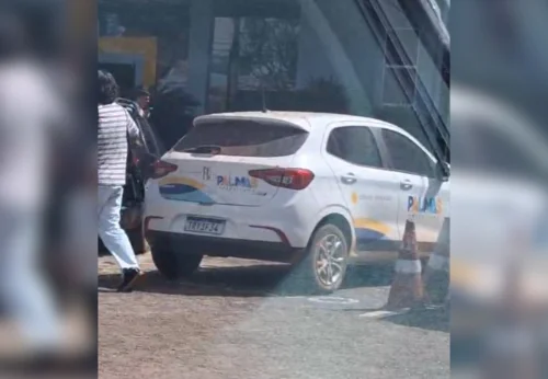Carro da Prefeitura de Palmas é flagrado em vaga para idosos durante campanha de conscientização