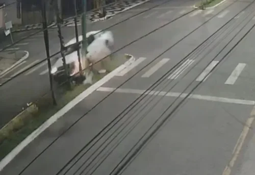 Caminhonete em alta velocidade invade canteiro e derruba árvores e poste no TO