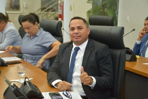 Vereador solicita limpeza e manutenção da quadra esportiva do Jardim Aureny IV