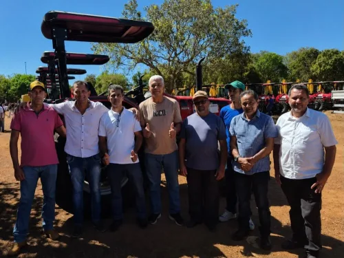 Vereador Zé Branquim articula trator para Associação Vale da Serra em Palmas