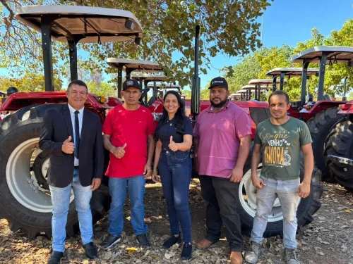 Vereador articula entrega de trator para agricultura familiar em assentamento no TO