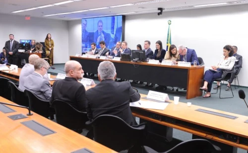 Comissão adia votação sobre PEC que reduz maioridade penal para esta quarta
