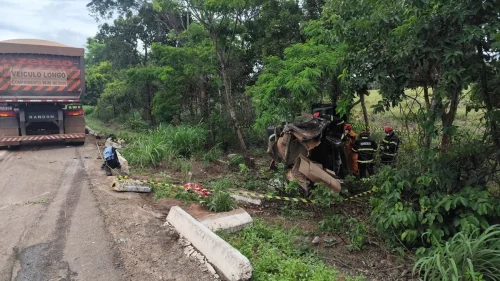 Acidente entre caminhonete e caminhão deixa um morto e três feridos na BR-153