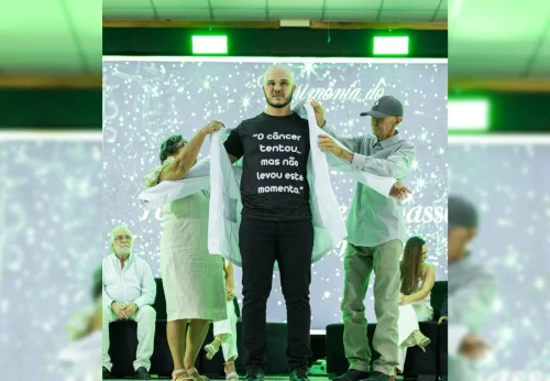 Estudante de medicina celebra Cerimônia do Jaleco com pais que venceram câncer
