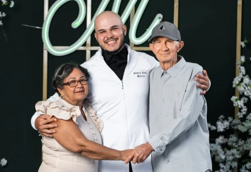 Estudante de medicina homenageia pais que venceram câncer em cerimônia do jaleco
