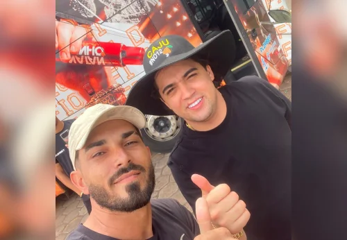 Cantor Natanzinho presenteia caminhoneiro com R$ 1 mil para renovar CNH no TO
