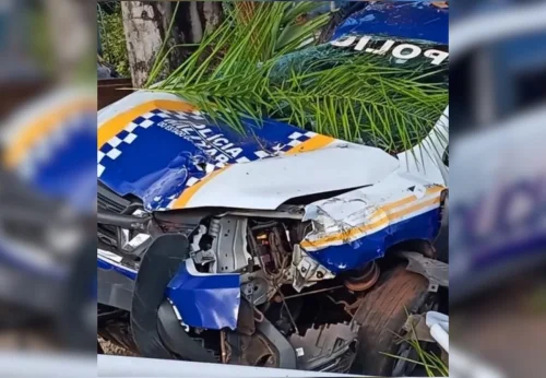 Viatura da PM bate em árvore em Miracema do Tocantins e deixa dois policiais feridos
